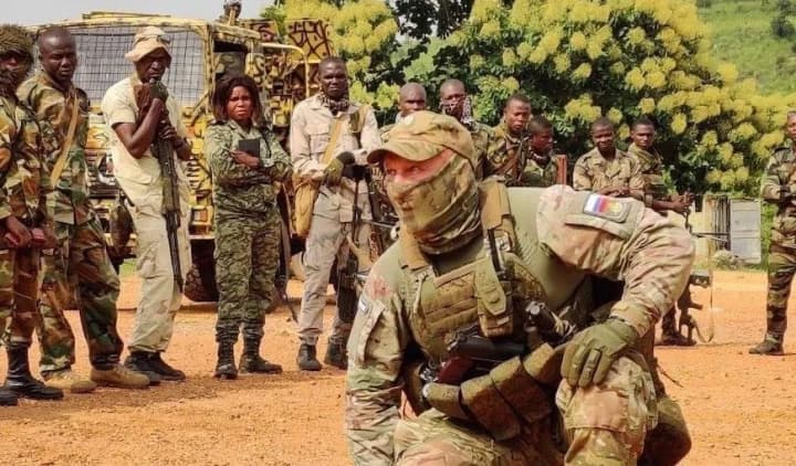 zoloto-vydobute-v-afrytsi-prynosyt-kremliu-miliardy-ta-vplyvaie-na-viinu-rf-v-ukraini