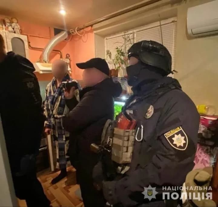 in-kryvyi-rih-a-man-wanted-to-rob-a-bank-and-threatened-with-a-grenade-like-object