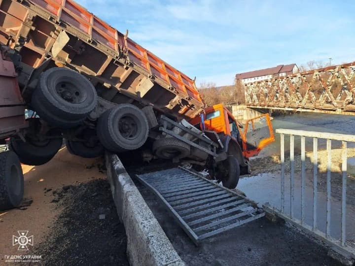 in-ivano-frankivsk-region-a-truck-hangs-over-a-bridge-a-woman-is-trapped