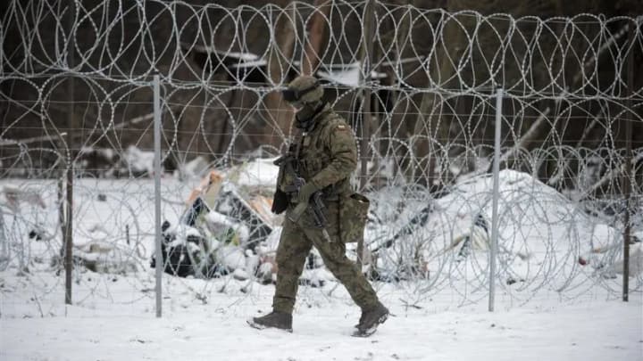 lidery-yes-hotovi-finansuvaty-budivnytstvo-stin-parkaniv-i-koliuchoho-drotu-v-tretikh-krainakh-dlia-strymuvannia-mihrantiv-zmi