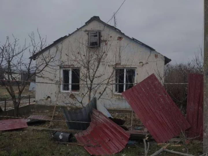 vnaslidok-udaru-rf-po-peredmistiu-khersona-poranennia-otrymaly-dvoie-litnikh-liudei