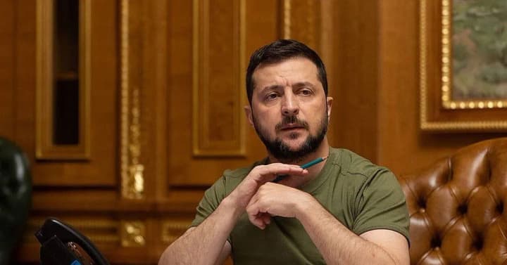 sered-inshyi-politykiv-ukraintsi-vse-shche-naibilshe-doviriaiut-zelenskomu-kmis