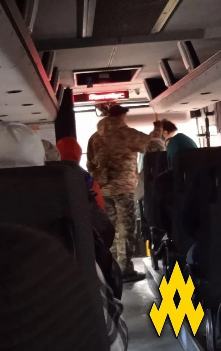 vlashtovuiut-piani-deboshi-ta-biut-mistsevykh-u-krymu-narostaie-nevdovolennia-diiamy-rosiiskykh-viiskovykh