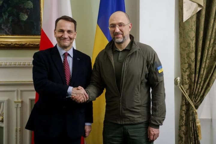 ukraina-ta-polshcha-obhovoryly-rozblokuvannia-vantazhnykh-perevezen-ta-oboronnu-spivpratsiu