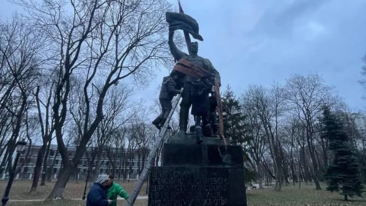 another-soviet-monument-glorifying-the-january-uprising-of-the-bolsheviks-is-dismantled-in-kyiv