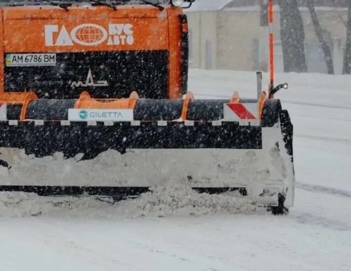 kyiv-clears-roads-almost-460-units-of-special-equipment-and-more-than-4200-people-are-involved