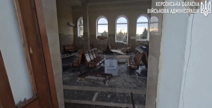 russian-strike-on-kherson-railway-station-ova-showed-how-the-railway-station-looks-like-now