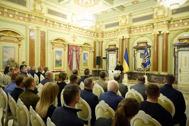 ukraina-maie-chitki-tsili-shchodo-artylerii-droniv-raket-ta-bronovanoi-tekhniky-na-nastupnyi-rik-zelenskyi