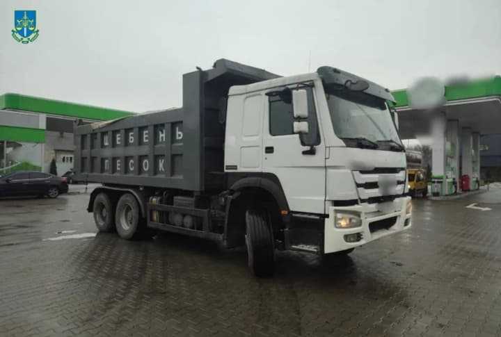 ukrainskaya-armiya-poluchila-arestovannuyu-gruzovuyu-tekhniku-ot-ofisa-genprokurora