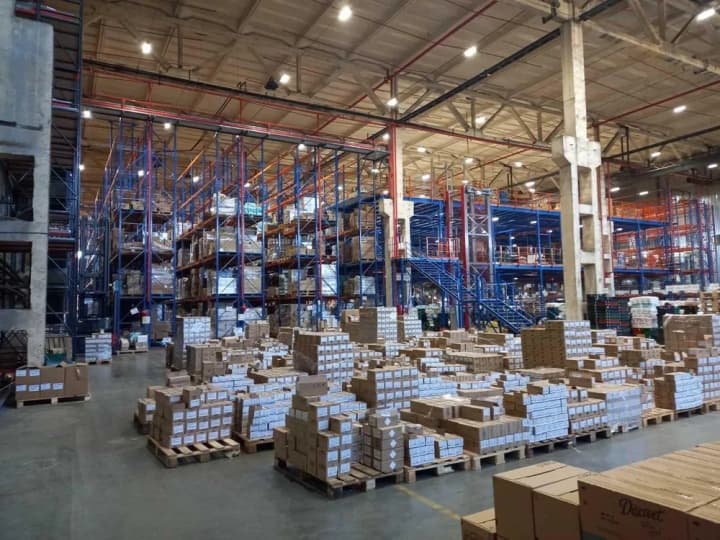 stelazhi-poidut-do-liudei-eva-vprovadyt-novu-lohistychnu-systemu-z-robotamy-yaki-zmozhut-avtomatychno-peresuvaty-skladski-sektsii