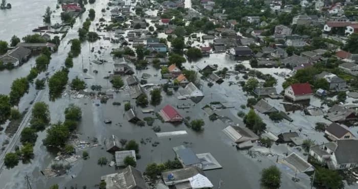 rosiia-vbyla-sotni-liudei-okupanty-prykhovuiut-kilkist-zahyblykh-na-khersonshchyni-cherez-kakhovskoi-hes-associated-press