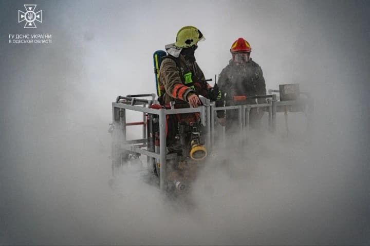 consequences-of-the-russian-night-attack-debris-is-being-cleared-in-kyiv-and-4-regions-firefighters-are-extinguishing-a-fire-in-lviv-region