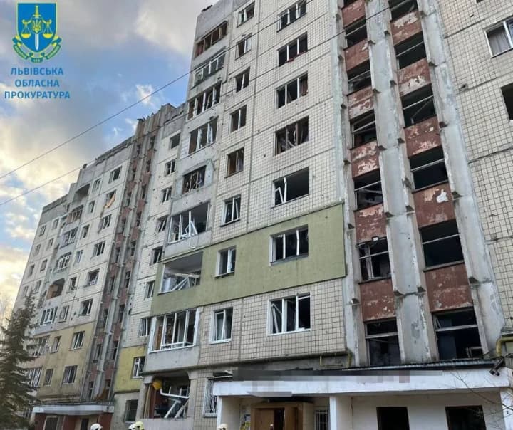 raketnaya-ataka-rf-na-lvov-postradavshikh-uzhe-30-sredi-nikh-dvoe-detei