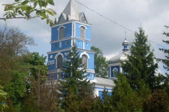 the-priest-of-the-moscow-patriarchate-who-sent-his-son-to-russia-hid-behind-people-and-did-not-let-his-parishioners-who-had-joined-the-orthodox-church-of-ukraine-into-the-church