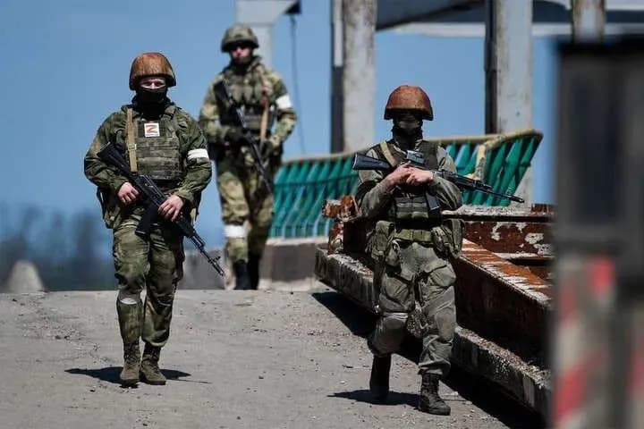 zbyraiut-pidpysy-u-suprovodi-viiskovykh-u-tsentri-natssprotyvu-pro-vybory-prezydenta-rf-na-tot