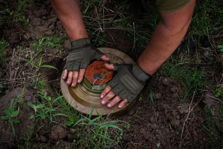 na-ymovirnykh-napriamkakh-nastupu-armii-rf-vstanovleno-ponad-500-tysiach-protytankovykh-min-naiev