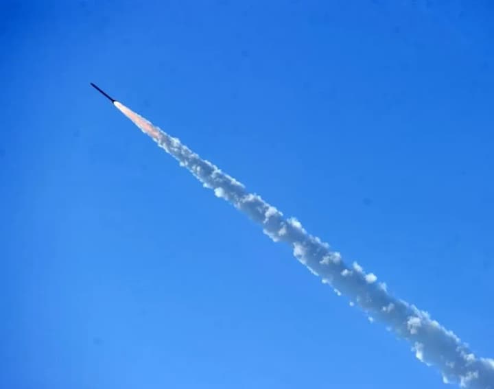 explosions-in-kyiv-a-rocket-fragment-fell-in-a-park-in-holosiivskyi-district