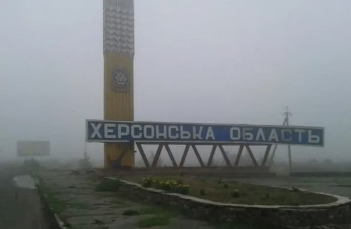 nochyu-rf-udarila-shakhedami-po-adminzdaniyu-i-modulnomu-gorodku-na-khersonshchine-sem-chelovek-postradali