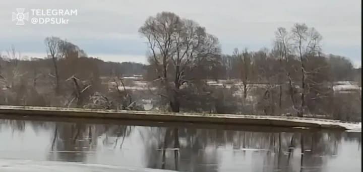 border-guards-detect-a-large-floating-object-moving-along-the-desna-river-from-russia