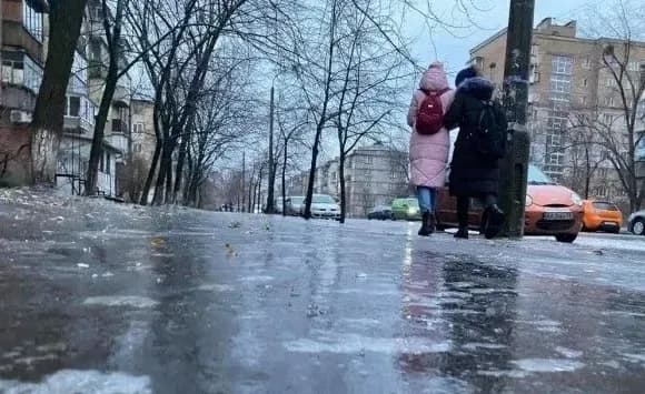 synoptyky-poperedzhaiut-pro-sylnu-ozheledytsiu-na-dorohakh-i-riven-nebezpechnosti-pohoda-na-zavtra--2