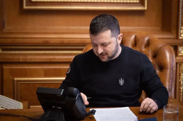 zelenskyy-talks-to-romanian-president-they-agreed-to-start-consultations-on-security-guarantees
