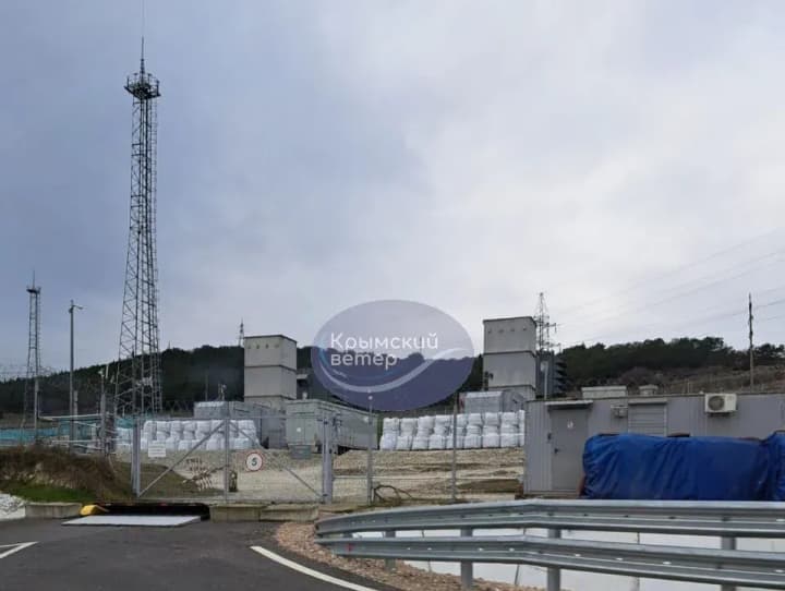 opasayutsya-obstrelov-v-sevastopole-okkupanti-zalozhili-meshkami-s-peskom-mobilnuyu-elektrostantsiyu