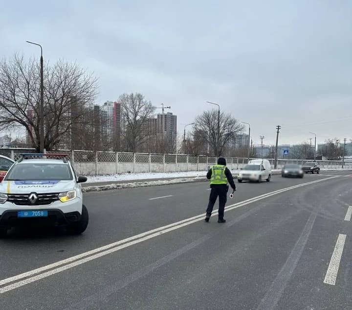 v-kieve-pozhar-v-raione-bereznyakov-gorit-avtomoika-dvizhenie-transporta-zatrudneno