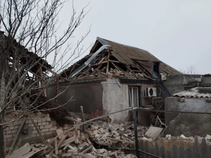 kherson-region-russians-shell-residential-buildings-in-novodmytrivka-wound-a-man
