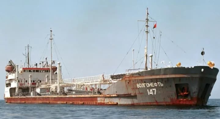 khusiti-oshibochno-atakovali-tanker-perevozivshii-rossiiskuyu-neft