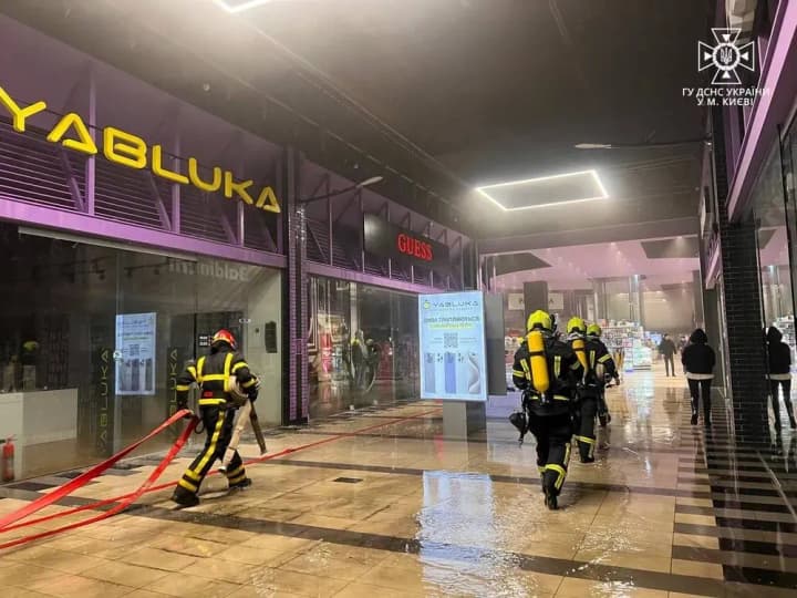 fire-in-the-cosmopolitan-shopping-center-in-kyiv-evacuation-of-people-continues