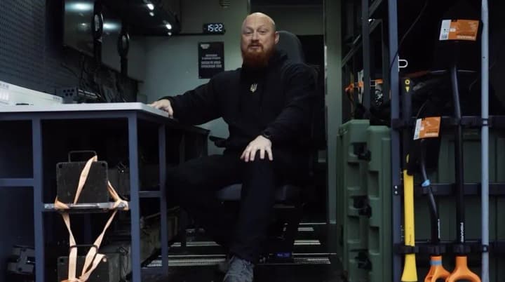 nova-poshta-ta-povernys-zhyvym-peredaly-povitrianym-sylam-ukrainy-kompleksni-aparatni-zviazku