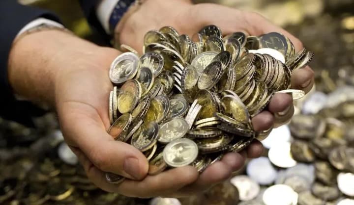 the-wealth-of-the-worlds-richest-people-has-increased-while-the-incomes-of-the-poorest-segments-of-the-population-have-decreased