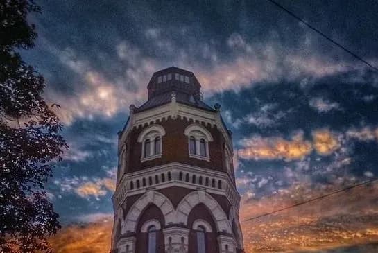 v-okupovanomu-mariupoli-cherez-nedbale-stavlennia-rosiian-zanepadaie-odyn-z-istorychnykh-symvoliv-mista