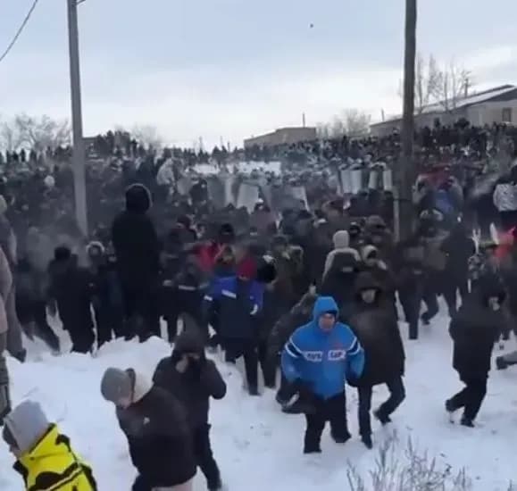 in-bashkiria-protesters-clash-with-police-near-the-court-that-sentenced-a-local-activist