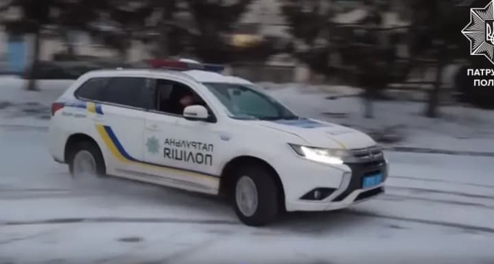 zymova-doroha-vymahaie-pidvyshchenoi-uvahy-yak-unyknuty-dtp-na-zasnizhenykh-ta-slyzkykh-dorohakh