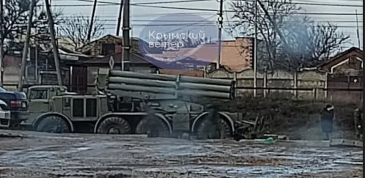 in-occupied-yevpatoriya-guerrillas-spotted-russian-military-equipment-near-the-railway-station