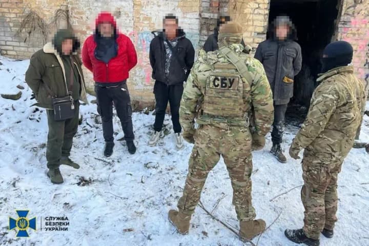 vykradaly-liudei-ta-vybyvaly-z-nykh-neisnuiuchi-borhy-na-zaporizhzhi-vykryly-reketyriv