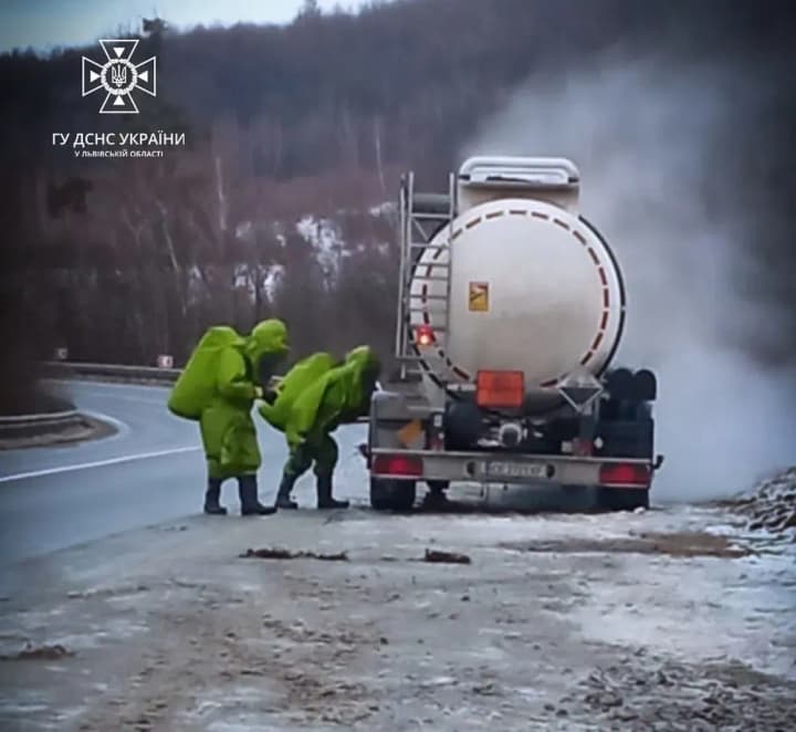 hydrochloric-acid-leaks-from-a-tanker-truck-on-the-road-in-lviv-region