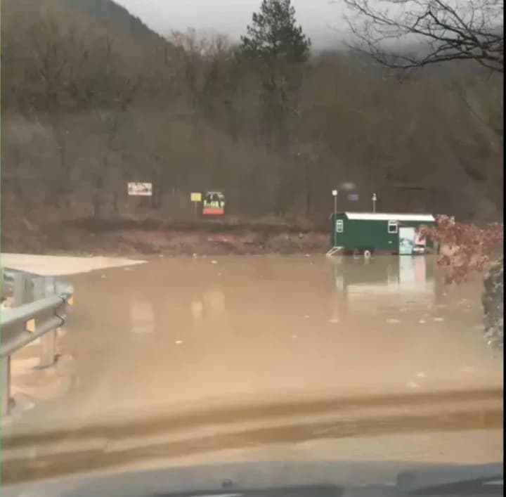 severe-flooding-in-sevastopol-flooded-road-in-the-area-of-skelskaya-cave