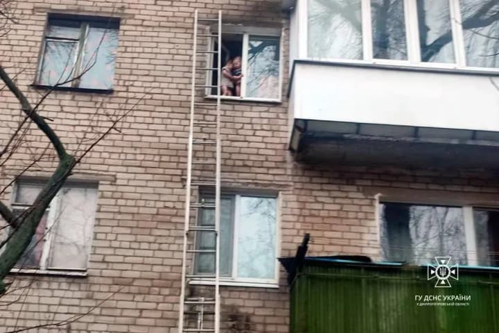 in-pavlohrad-rescuers-removed-two-toddlers-from-a-third-floor-window-sill