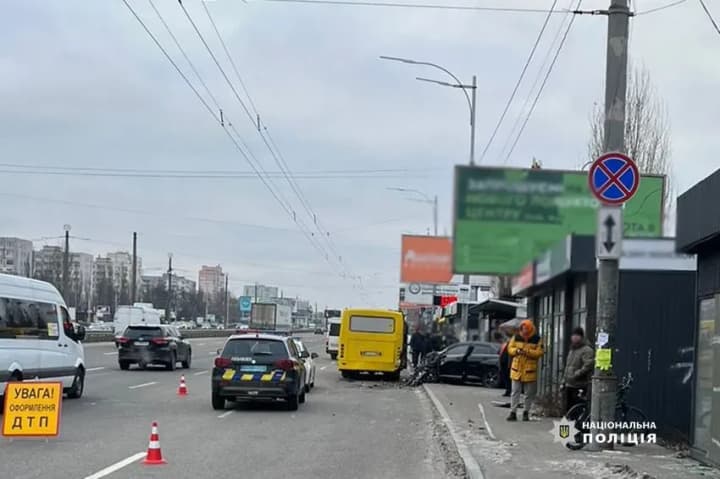 toyota-crashes-into-a-mercedes-and-a-bus-in-kyiv-a-man-dies-at-a-bus-stop