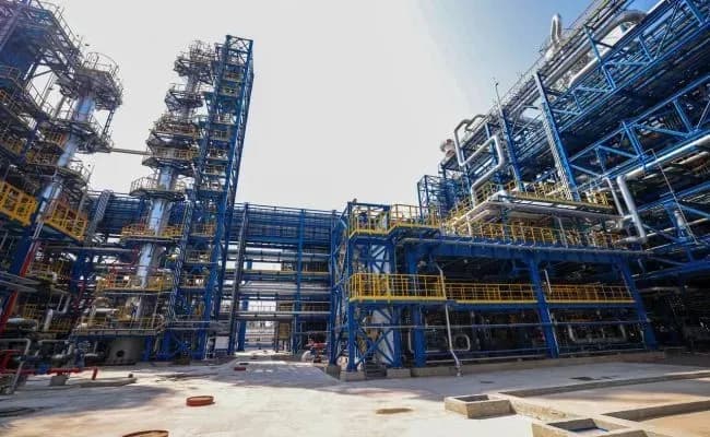 pislia-ataky-droniv-na-morskyi-terminal-v-rosii-zavod-novatek-prypynyv-usi-tekhnolohichni-operatsii-zmi