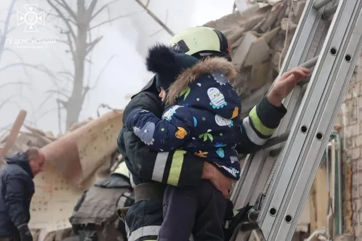 soznatelnii-terror-protiv-obichnikh-zhilikh-domov-zelenskii-rasskazal-o-posledstviyakh-massirovannoi-ataki-rf