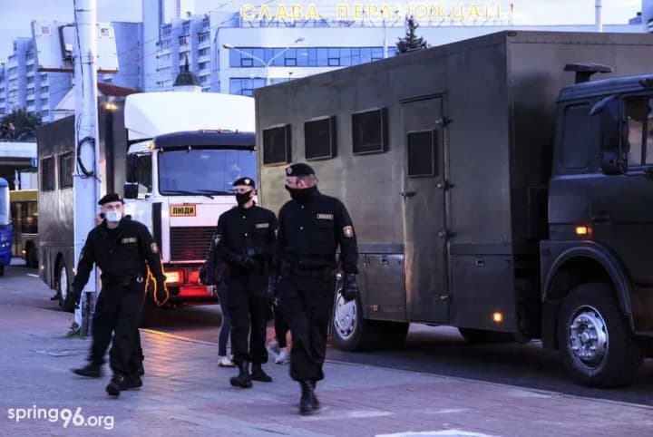 v-belarusi-massovie-obiski-i-zaderzhaniya-po-statyam-ob-ekstremizme-pravozashchitniki