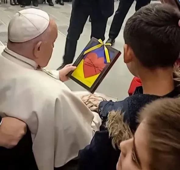 pope-francis-blesses-ukrainian-children-during-visit-to-vatican