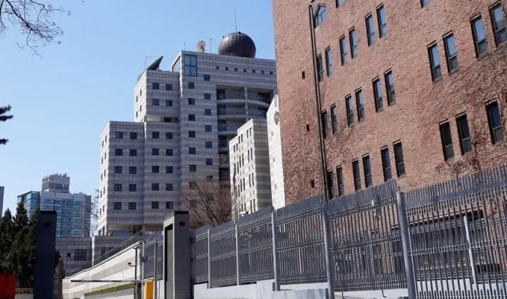 u-seuli-avto-vikhalo-u-post-okhorony-posolstva-rf