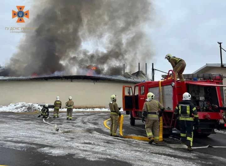 rescuers-extinguish-fire-in-a-warehouse-of-an-enterprise-near-vinnytsia