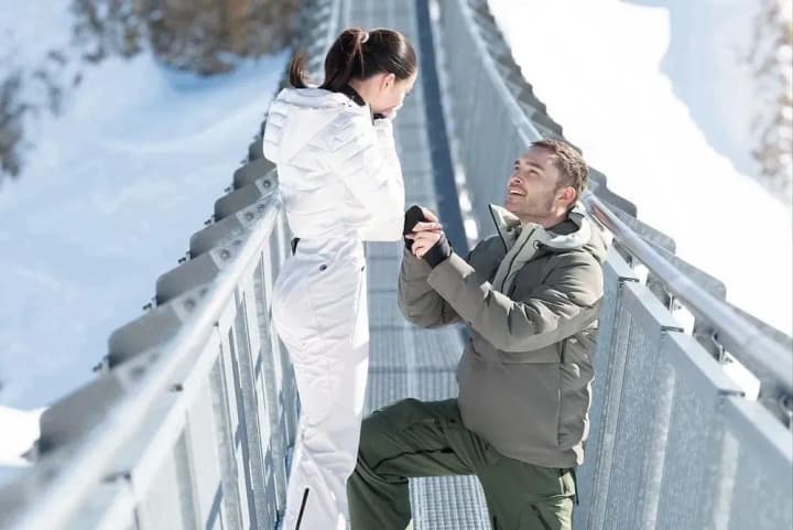 zvezda-spletnitsi-ed-vestvik-obruchilsya-s-aktrisoi-emi-dzhekson