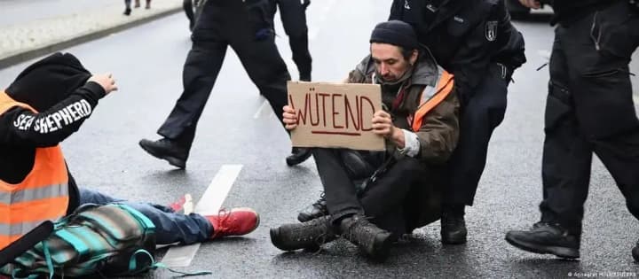 nimetski-klimatychni-aktyvisty-prypyniat-prykleiuvaty-sebe-na-dorohakh