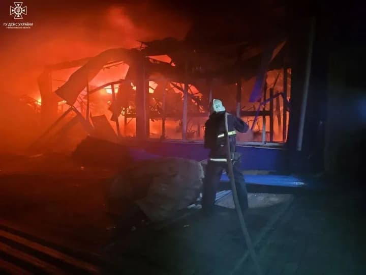 vnochi-vorozhi-shakhedy-atakuvaly-mykolaivshchynu-poshkodzheni-sklady-ta-mahazyn-ye-poranenyi